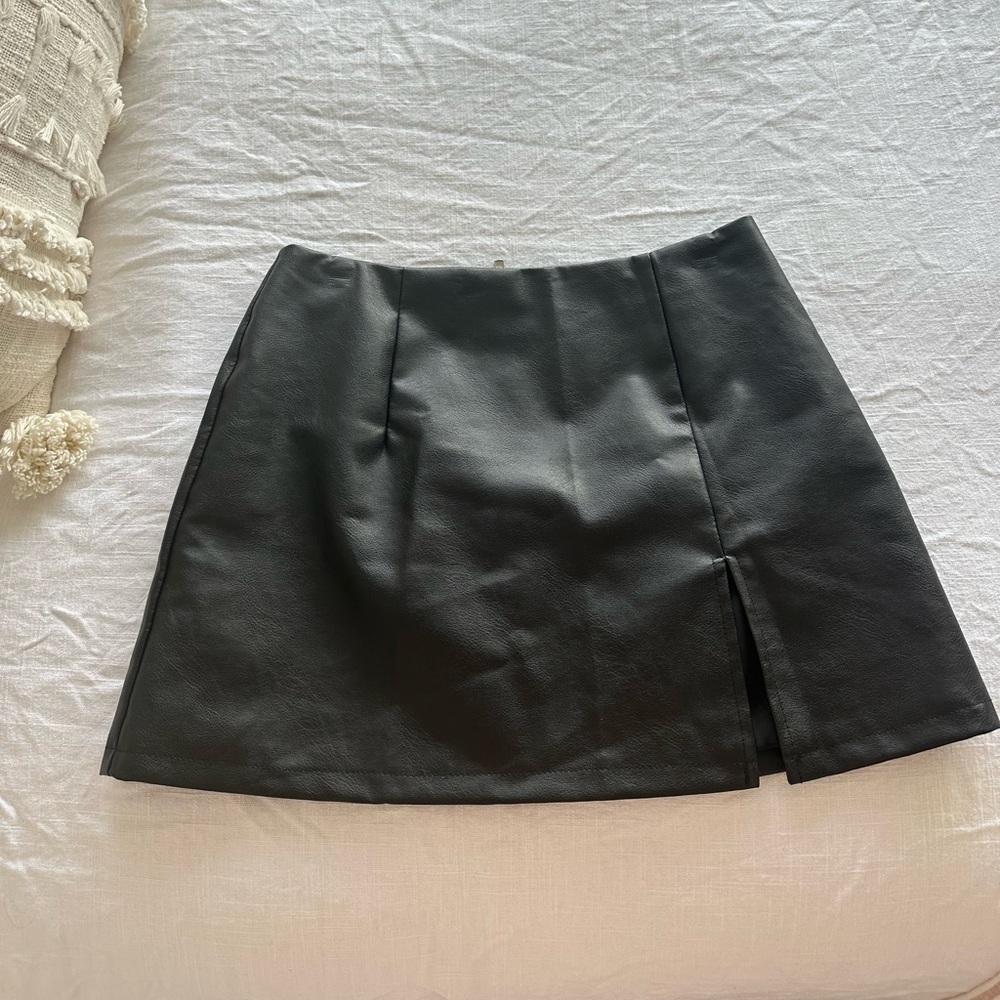 Pepper mayo leather skirt